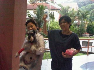 Prince Mumu having a walk around the clinic for fresh air with Su Ming carrying him and Paris holding up his drip...hehehe cute...