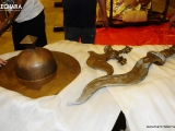 多杰雄登的法器：圆顶帽、金刚钩和智慧弯剑。