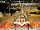 准备供品迎请9尺多杰雄登像莅临克切拉禅修林。在护法像四周点燃32根蜡烛，象征多杰雄登和他的眷属。