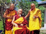 至尊嘉杰宋仁波切（坐）与耶喜喇嘛（左）及梭巴喇嘛（右）