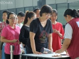 Devotees registering their items to be blessed by Dorje Shugden. 信众将自己想让多杰雄登护法加持的物品做登记。