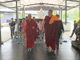 Tsem Rinpoche and Choje-la arrive. 詹杜固仁波切及确吉拉抵达。