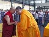Tsem Rinpoche and Choje-la humbly show respect to one another before the pujas begin. 法会开始前，詹杜固仁波切及确吉拉以礼相待。