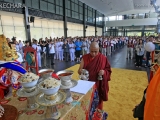 Choje-la offering serkyem (golden drink offering) to Dorje Shugden. 确吉拉给多杰雄登护法做金酒（Serkyem）供养。