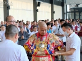 Trance volunteers help to dress Choje-la in the full oracle regalia. 降神仪式助理协助确吉拉穿上完整的降神服饰。