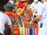 Choje-la puts on the special round travelling hat of Dorje Shugden. 确吉拉戴上多杰雄登护法特殊的圆顶帽。