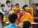 As Choje-la dressed, Rinpoche explained the procedure of taking trance and what the attendees will soon have the privilege to witness. 在确吉拉穿上服饰的同时，仁波切向信众解释接下去大家将见证的降神仪式的过程。