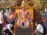 Choje-la is seated on the oracle throne as invocation prayers begin. 当祈请文开始吟诵时，确吉拉坐上神谕媒的法座上。