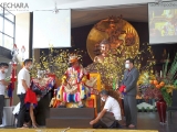 Dorje Shugden has entered. 多杰雄登护法降到确吉拉的身上。