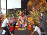 Dorje Shugden has entered. 多杰雄登护法降到确吉拉的身上。