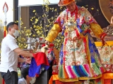 Dorje Shugden reaches for the ceremonial sword to perform a special Vajra dance. 多杰雄登护法拿起剑，跳起特殊的金刚舞。