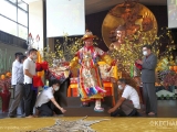 Dorje Shugden steps off his throne to perform a special Vajra dance to clear obstacles. 多杰雄登护法从法座上起身，跳起能除障的金刚舞。
