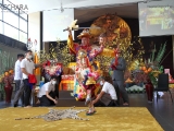 Dorje Shugden performs a special Vajra dance to clear obstacles. 多杰雄登跳起金刚舞除障。