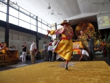 Dorje Shugden performs a special Vajra dance to clear obstacles. 多杰雄登跳起金刚舞除障。