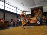 Dorje Shugden performs a special Vajra dance to clear obstacles. 多杰雄登跳起金刚舞除障。