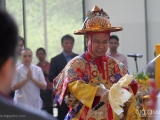 Dorje Shugden performs a special Vajra dance to clear obstacles. 多杰雄登跳起金刚舞除障。