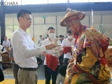 Paul Yap offers tea to Dorje Shugden on behalf of Kechara. 叶师杰代表克切拉向多杰雄登护法供茶。