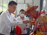 Paul Yap offers tea to Dorje Shugden on behalf of Kechara. 叶师杰代表克切拉向多杰雄登护法供茶。