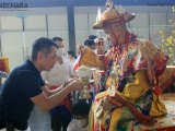 JP Thong offers sweet auspicious rice to Dorje Shugden on behalf of Kechara. 董俊鹏代表克切拉向多杰雄登护法供上吉祥饭。