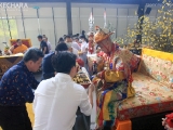 Other Dharma Protectors accept tsok offerings by, for example, cutting it with their sword. 其他护法则会以其他方式，如以剑切向荟供。