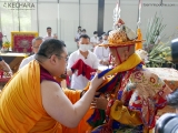 Tsem Rinpoche offers a khata to Dorje Shugden. 詹杜固仁波切向多杰雄登护法做哈达供养。