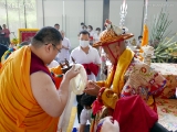 On behalf of Kechara, Tsem Rinpoche makes a mandala offering, and body, speech and mind offerings to Dorje Shugden. 詹杜固仁波切代表克切拉，向多杰雄登护法供上曼达拉及身语意的供养。